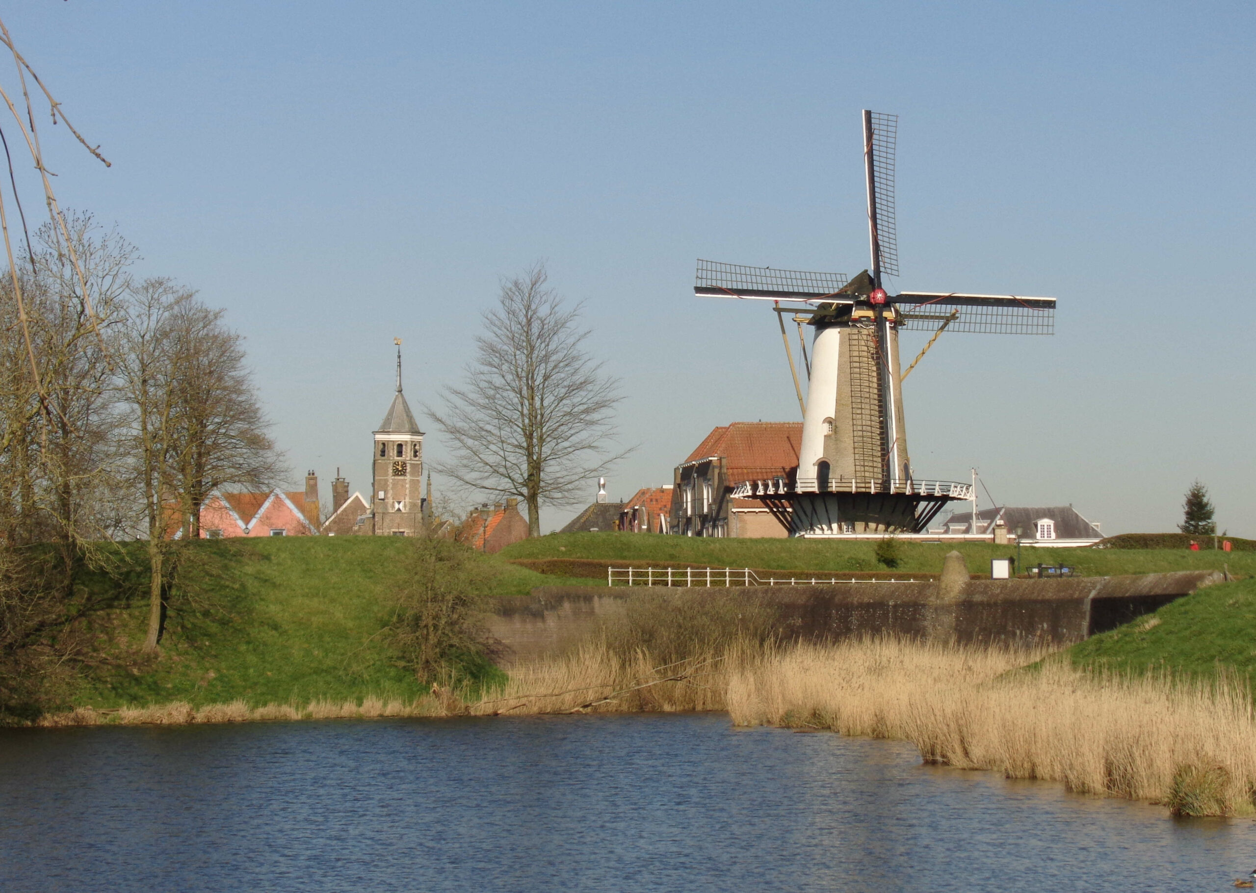 Zicht vesting Willemstad op molen en toren raadshuis